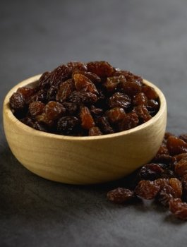 dried-raisins-bowl-table